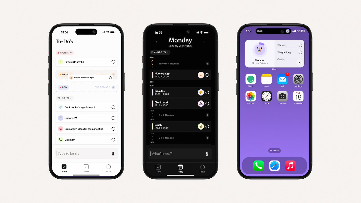 Tiimo 앱의 스크린샷 3장으로 구성된 콜라주입니다. 첫 번째 스크린샷은 흰색 바탕에 할 일 목록을 보여 줍니다. 두 번째 스크린샷은 검은색 바탕에 월요일의 캘린더 항목을 보여 줍니다. 세 번째 스크린샷은 Tiimo의 위젯을 보여 주는데, 운동 타이머와 ‘준비 운동’, ‘웨이트리프팅’, ‘유산소 운동’에 대한 목록 항목이 표시되어 있습니다.