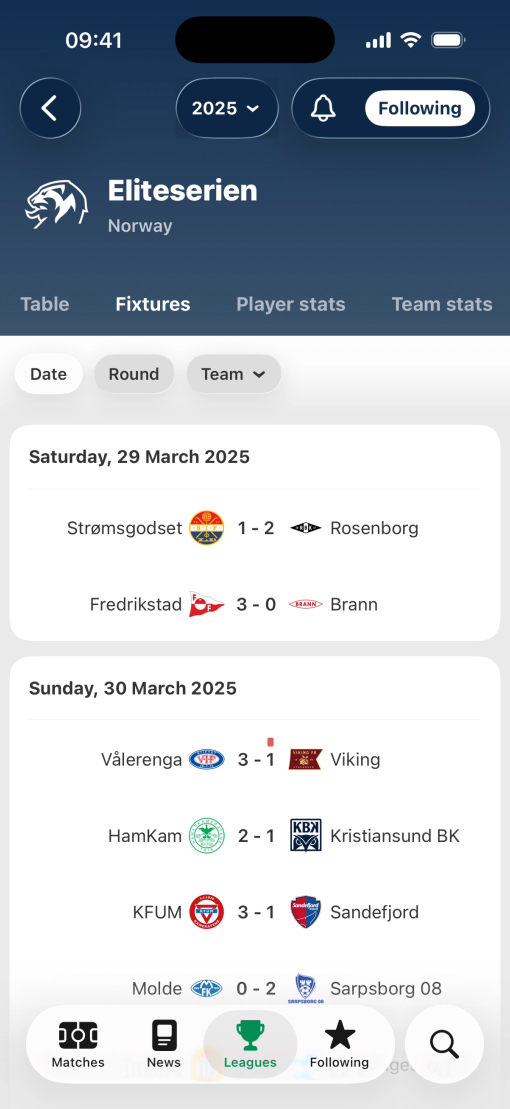Liquid Glass 디자인이 적용된 FotMob 앱