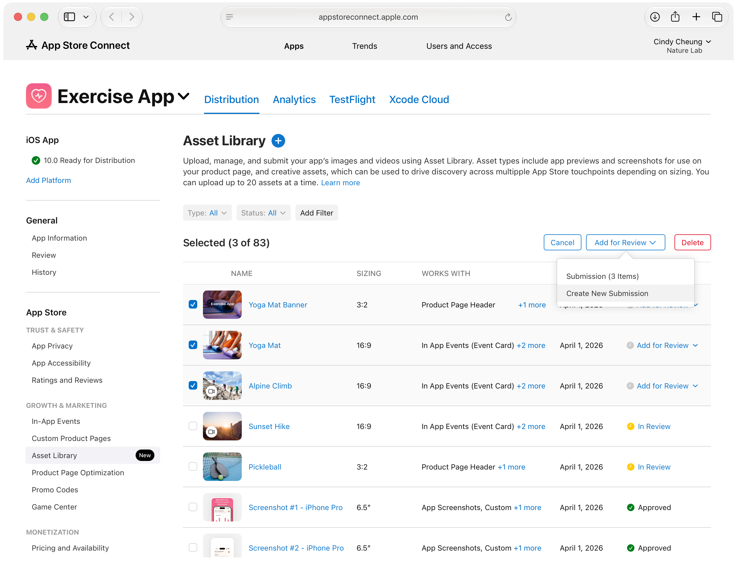 App Store Connectに表示された、「Exercise」というアプリの「アセットライブラリ」ページ。アセットの一覧が表示され、3つの項目が選択されている。「審査用に追加」メニューが開かれ、アセットを既存の提出物にするためのオプションと提出物を新規作成するためのオプションが表示されている。