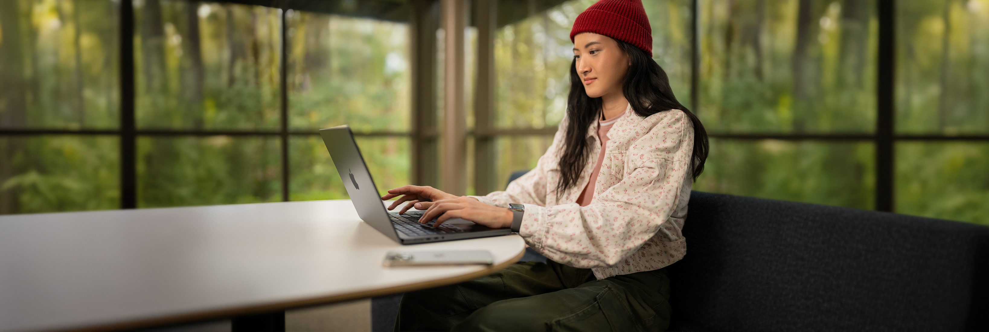 学生坐在草地上专心学习